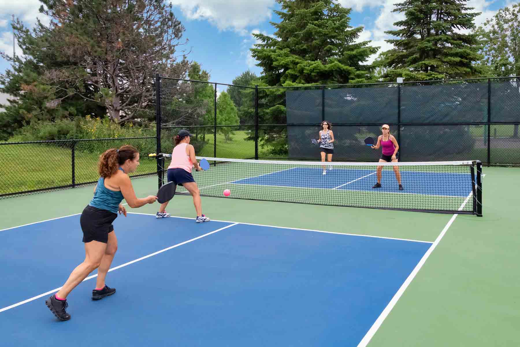 Mpilalao homeguide amin'ny lalao indroa eo amin'ny kianja filalaovana pickleball