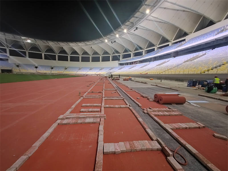 instalación de pista de atletismo (5)